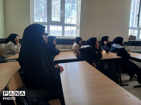 نشست دانش آموزان دبیرستان مادر مهربان خلیل آباد با مشاور اجرایی مدیر آموزش و پرورش