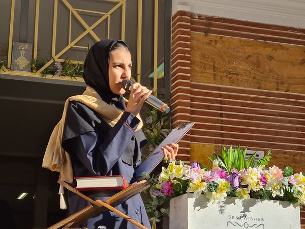 آئین نواختن زنگ مهر در دبیرستان دخترانه فرهنگ ۱۳ 
