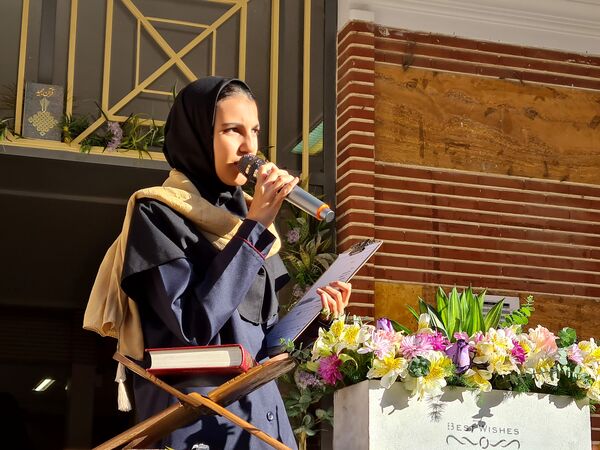 آئین نواختن زنگ مهر در دبیرستان دخترانه فرهنگ ۱۳ 