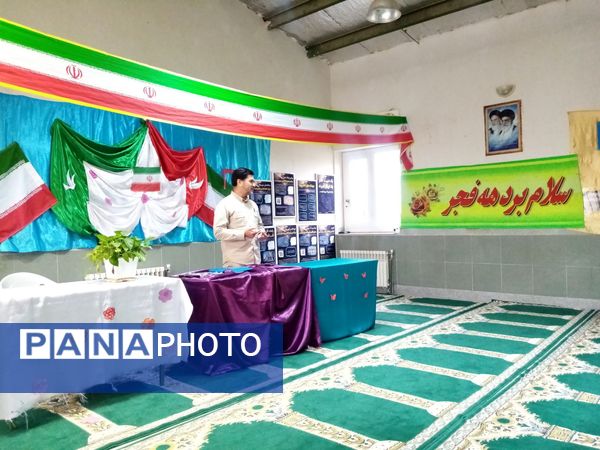 نمایشگاه آمادگی دفاعی و یادآوره ی دستاوردهای انقلاب سلامی در مدرسه حضرت زینب  شهر کندر 