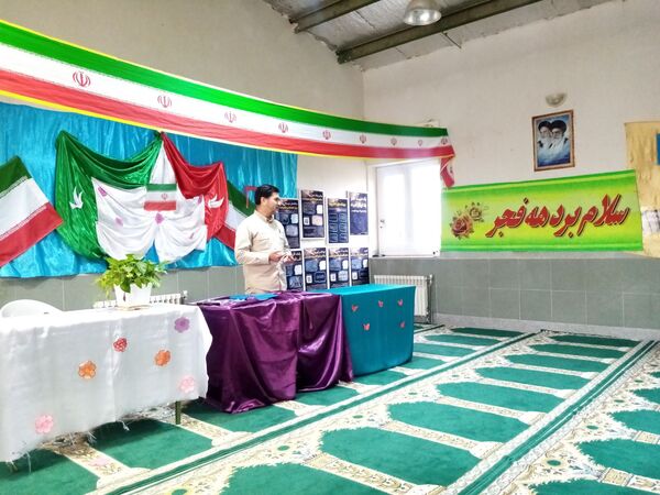 نمایشگاه آمادگی دفاعی و یادآوره ی دستاوردهای انقلاب سلامی در مدرسه حضرت زینب  شهر کندر 