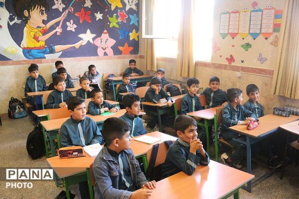 بازدید مدیر آموزش‌و‌پرورش فیروزکوه از مدرسه «هاتف»؛ تأکید بر ارتقای کیفیت فرآیندهای آموزشی