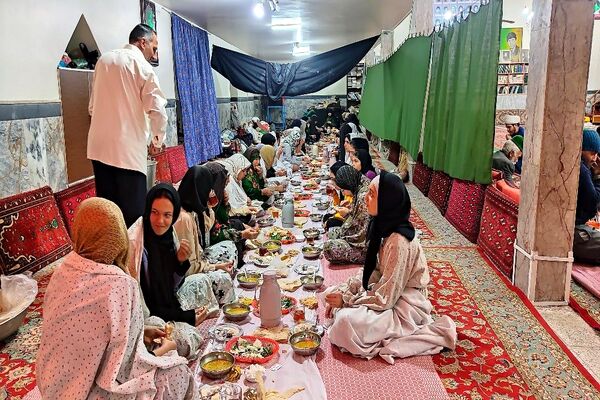 اعتکاف دانش‌آموزی در مسجد جامع شهر بار نیشابور 