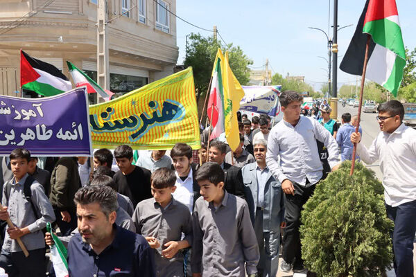 راهپیمایی دانش‌آموزان جعفرآباد قم در اعلام حمایت از عملیات وعده صادق
