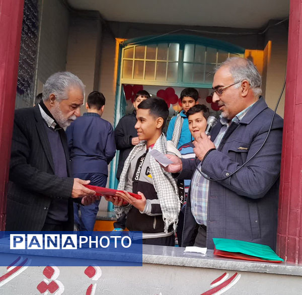 تقدیر دانش‌آموزان یک مدرسه در قم از پدر شهید کریمی