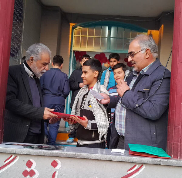 تقدیر دانش‌آموزان یک مدرسه در قم از پدر شهید کریمی