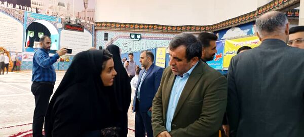 برپایی میز خدمت ادارات در مصلای نماز جمعه شهرستان محمودآباد