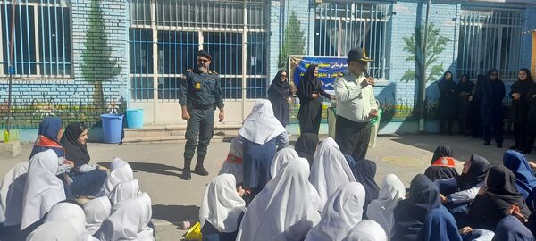 بازدید سبزپوشان نیروی انتظامی با دانش‌آموزان مدرسه ربابه هاشمیان یزدی