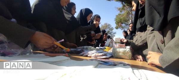 برپایی بازارچه دانش آموزی در دبیرستان نمونه اندیشه شهرستان کاشمر