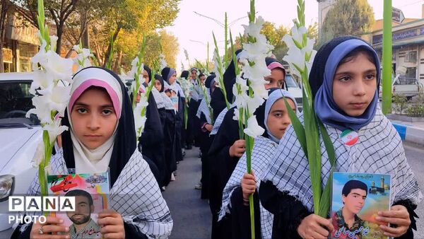 غبارروبی مزار شهدا در گلستان شهدای کهریزسنگ