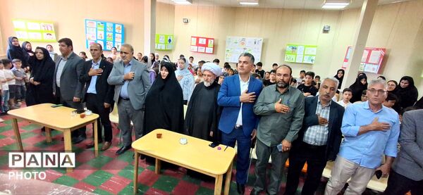 افتتاح نمایشگاه نقاشی  شهدای دانش آموز میناب مهربان