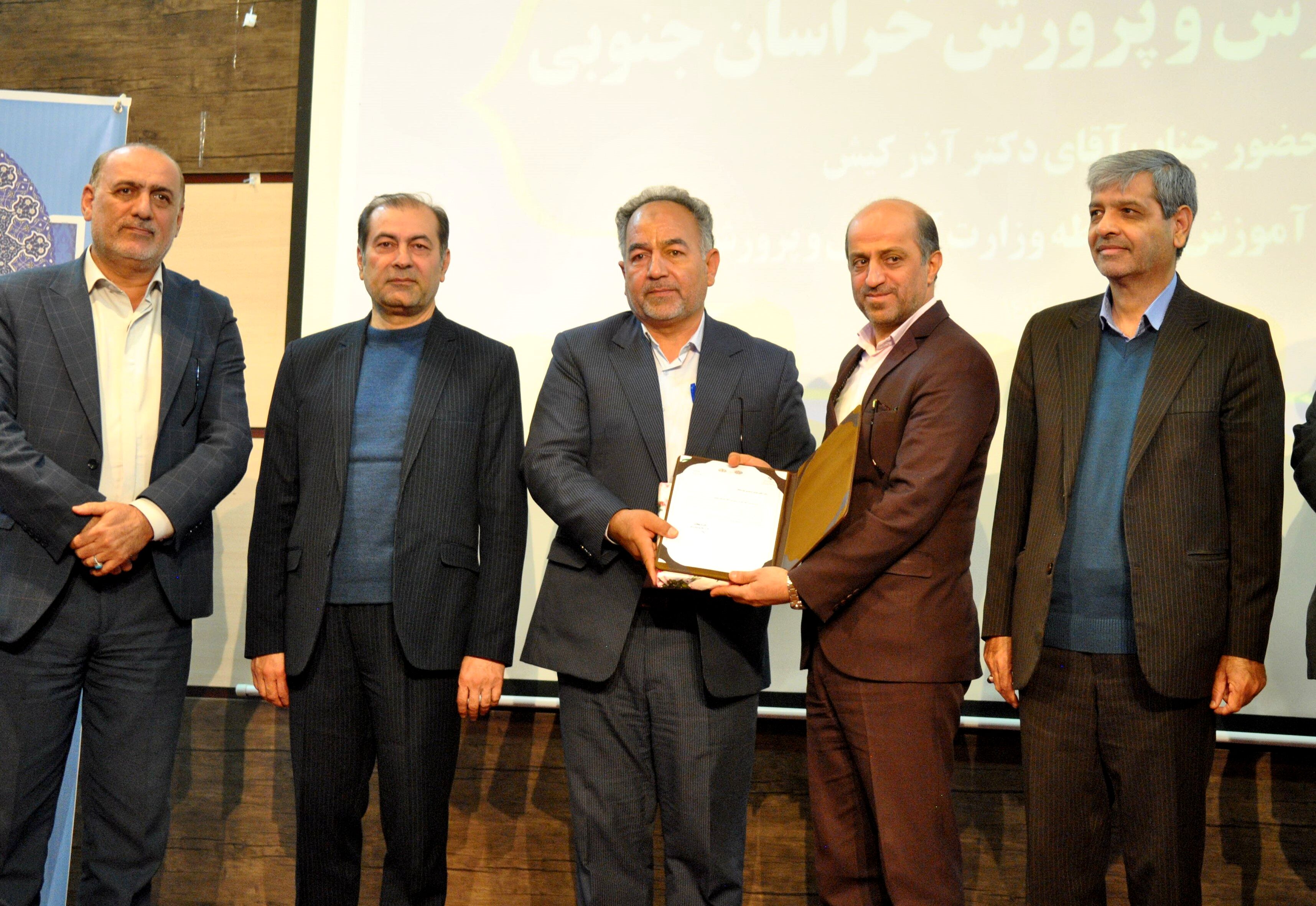 نابرابری‌های آموزشی را با کمک مردم می‌توان جبران کرد
