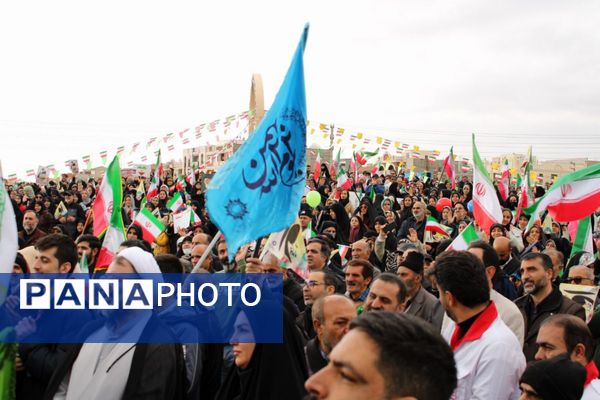 حضور گسترده اقشار مختلف مردم پردیس در راهپیمایی ۲۲ بهمن