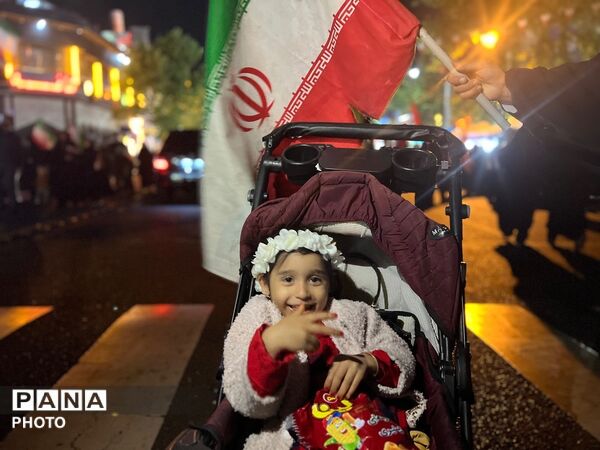 حضور کودکان انقلابی کرج در راهپیمایی‌های شبانه