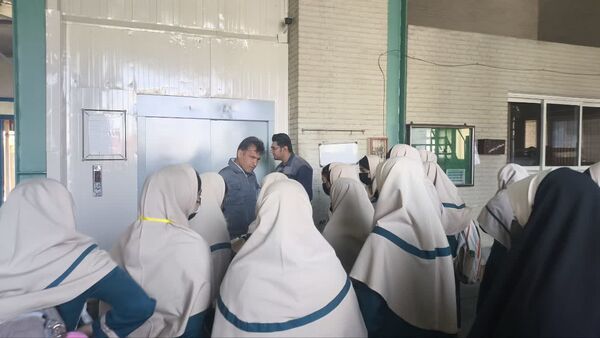 آشنایی دانش‌آموزان باحرف و مشاغل مختلف در بازدیدهای علمی 