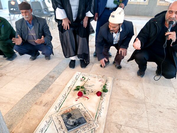 غبارروبی از قبور مطهر شهدا در شهر بخ