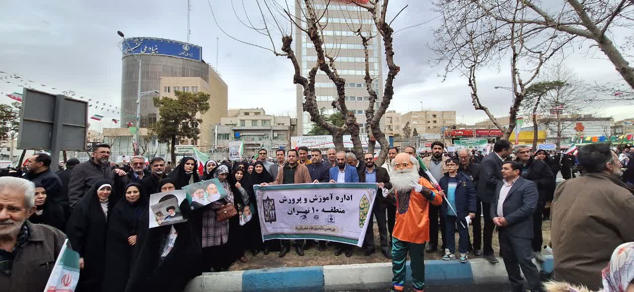 حضور گسترده و منسجم دانش آموزان و فرهنگیان منطقه ۱۰ در راهپیمایی ۲۲ بهمن ماه