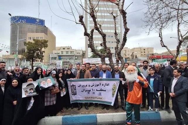 حضور گسترده و منسجم دانش آموزان و فرهنگیان منطقه ۱۰ در راهپیمایی ۲۲ بهمن ماه