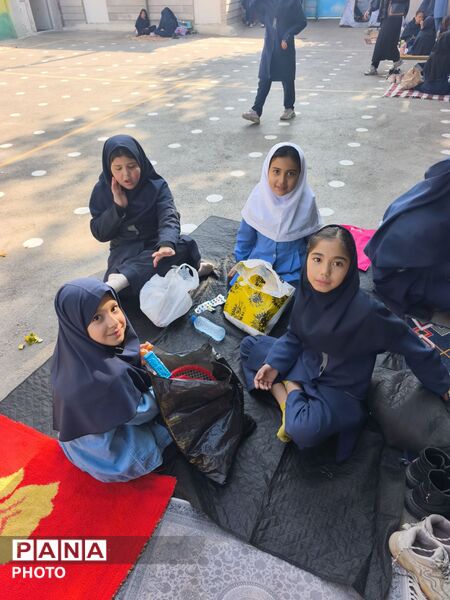 جشن شادی در حیاط مدرسه، دنیای رنگی بچه های رحمانی فرد در روز جهانی کودک