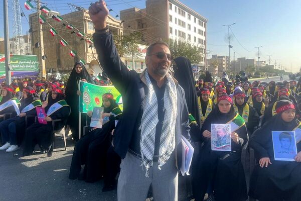 برگزاری مراسم راهپیمایی سیزده آبان با حضور دانش‌آموزان و مسئولین در ملارد