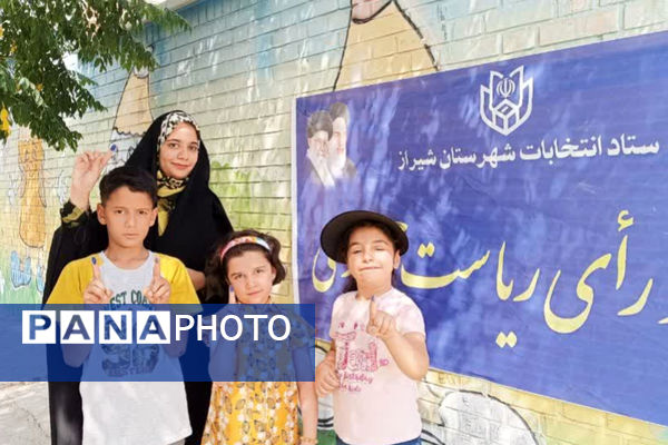 شاهچراغ مملو از مردمی که برای انتخابات حضور پیدا کردند