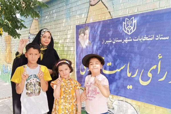 شاهچراغ مملو از مردمی که برای انتخابات حضور پیدا کردند