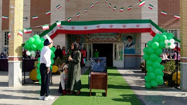  تجدید بیعت با ایستادگی در دبیرستان دخترانه ذبیح الله هوشیار