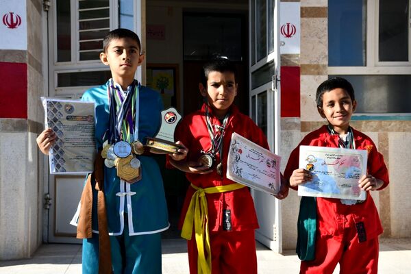  برگزاری مراسم جشن و افطاری با شکوه در دبستان عشایری حاجیه خانم رباب امامی