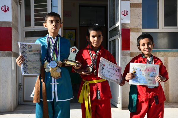  برگزاری مراسم جشن و افطاری با شکوه در دبستان عشایری حاجیه خانم رباب امامی