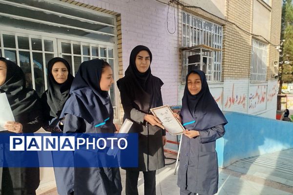 تجلیل از دانش آموزان ممتاز دبیرستان عطیه 
