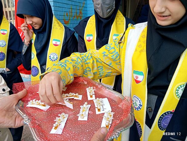 جشن تقدیر پیشتازان برگزیده پویش بوسه بر دستان مادر در دبیرستان دخترانه انقلاب اسلامی 