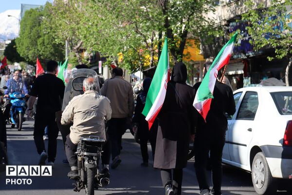 تک تک خیابان‌هاى تهران، سیاه پوش پدر امت