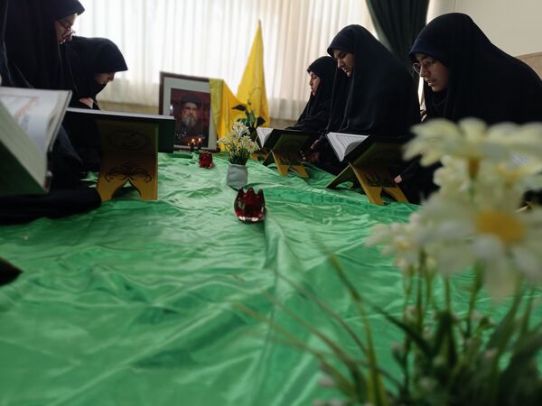 مراسم بزرگداشت شهید سیدحسن نصرالله و سردار شهید نیل فروشان در دبیرستان دخترانه امام حسین(ع) مشهد