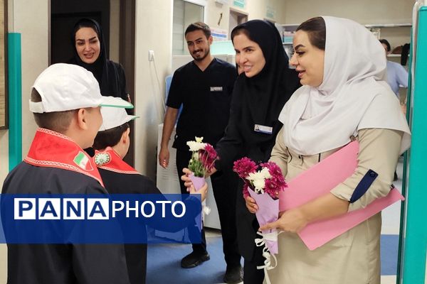 حضور دانش‌آموزان دبستان شهید قلنبر به مناسبت روز پرستار در بیمارستان فیروزآبادی شهرری 