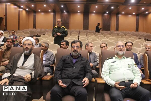 رونمایی از نخستین جلد دانشنامه دفاع مقدس استان قم