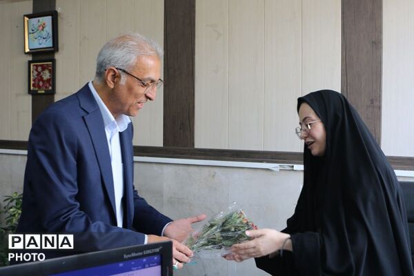شاخه ای گل؛ هزاران قدردانی