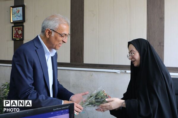شاخه ای گل؛ هزاران قدردانی