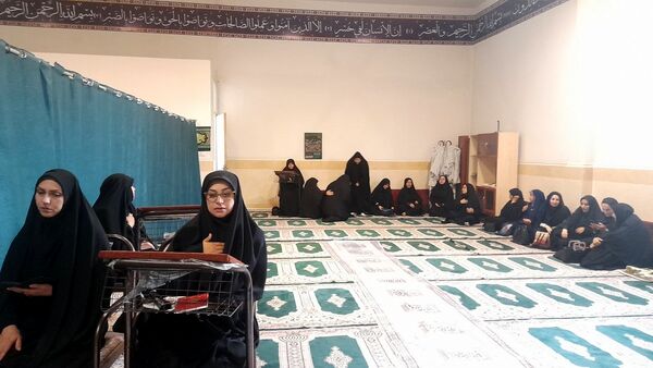 برگزاری مراسم زیارت عاشورا در اداره‌ آموزش و پرورش ناحیه ۴ کرج
