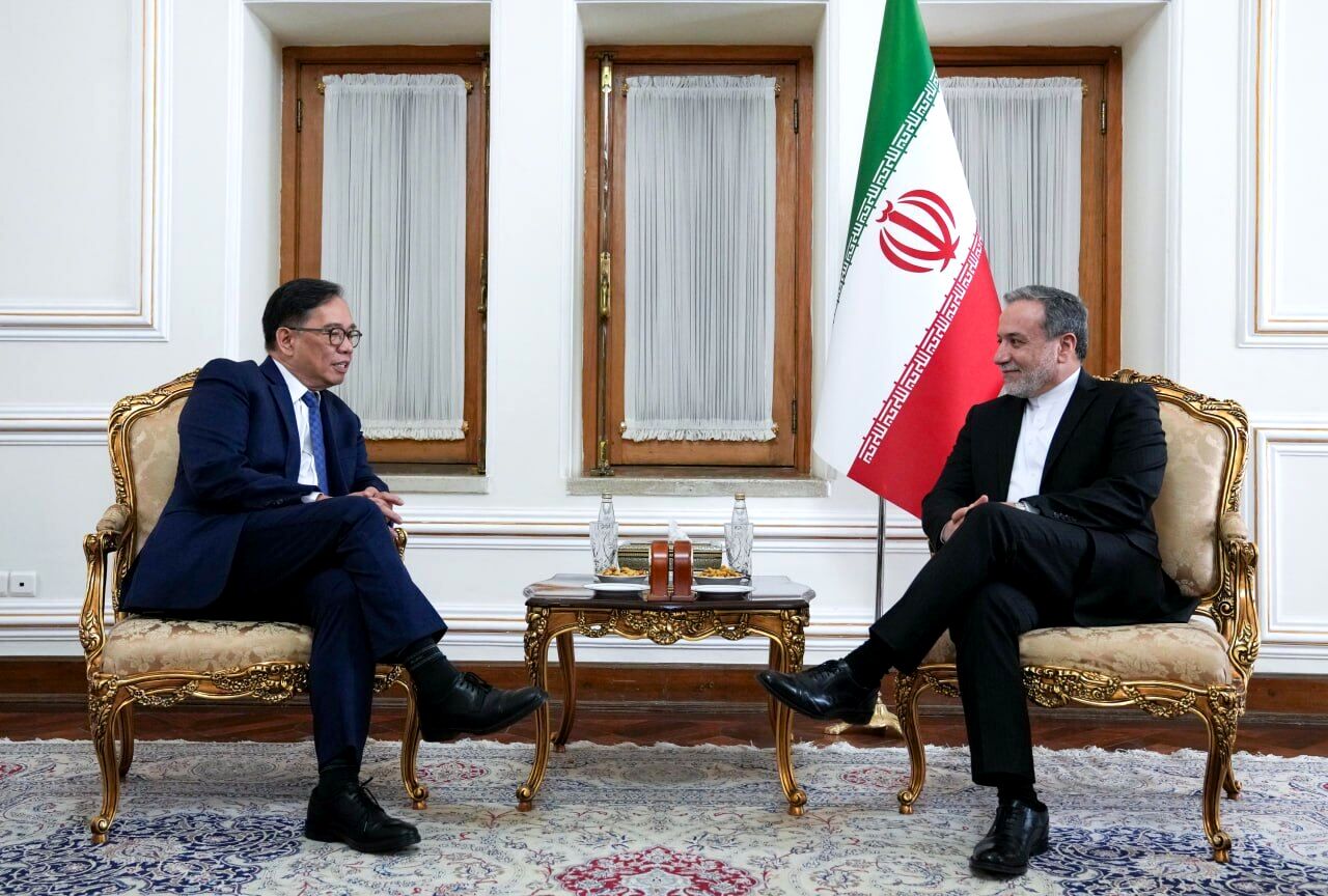 دیدار معاون وزیر خارجه فیلیپین با عراقچی