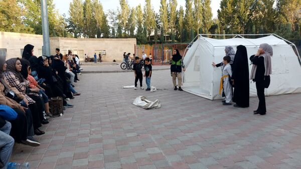 آموزش میدانی چادر زنی و حمل مصدوم برای شهروندان در پارک صادقیه مشهد  