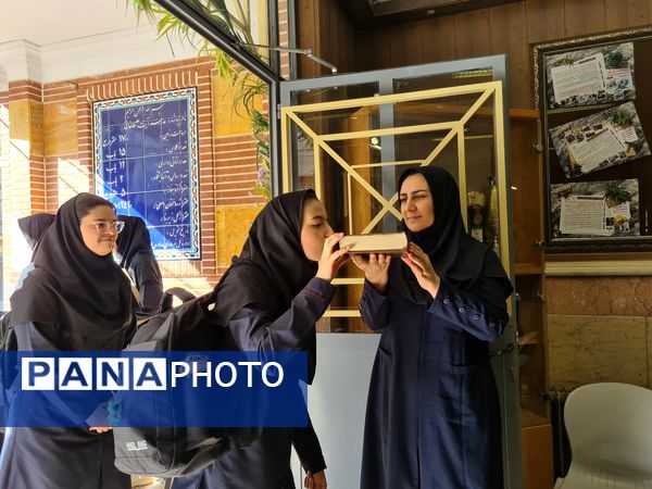 آئین نواختن زنگ مهر در دبیرستان دخترانه فرهنگ ۱۳ 