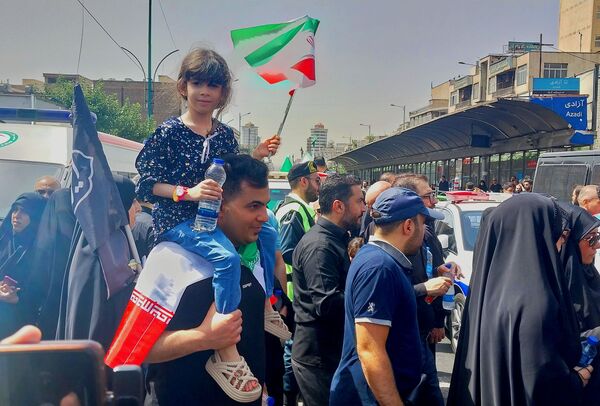 وداع تهرانی‌ها با پیکر مطهر شهدای حمله تروریستی رژیم صهیونیستی 