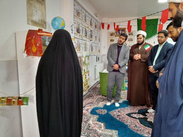 نمایشگاه انقلاب  در آموزشگاه تکتم