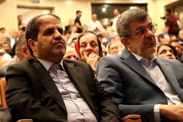 سند هویتی استاد ایرج افشار در یزد رونمایی شد