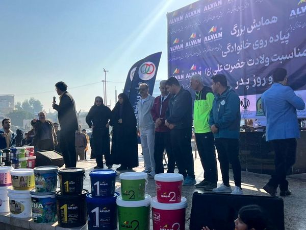 پیاده‌روی خانوادگی در بوشهر