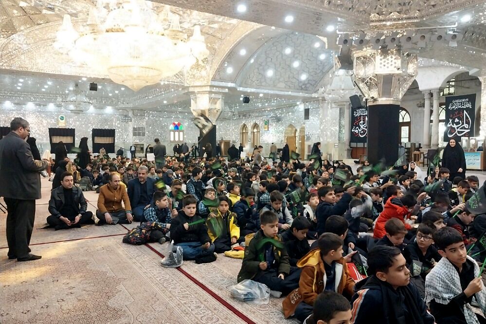 حضور دانش‌آموزان دبستان قلنبر ناحیه 2 شهرری در مراسم نوگلان فاطمی 