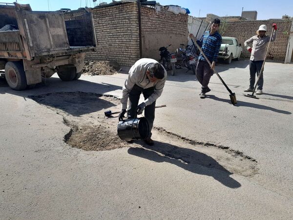 فرآیند چاله‌گیری کوچه دبیرستان مادر مهربان نقاب شهرستان خلیل آباد