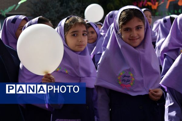 جشن میلاد حضرت زینب(س) با حضور مادران پرستار در دبستان علویان بهارستان‌دو
