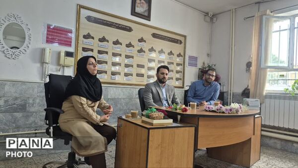  تقدیر از مدیریت دبیرستان دخترانه شهید بصیر با حضور کارشناسان متوسطه اول