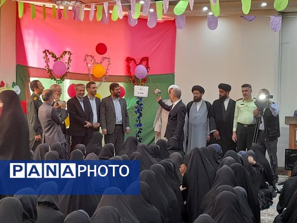 برگزاری جشن عاطفه‌ها در دبیرستان دخترانه لاجوردی کاشان 